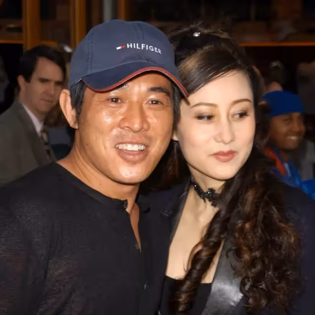 25年後,李連杰和前妻又在一起了,黃秋燕的站位令人心酸