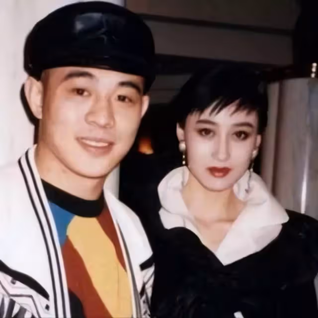 25年後,李連杰和前妻又在一起了,黃秋燕的站位令人心酸