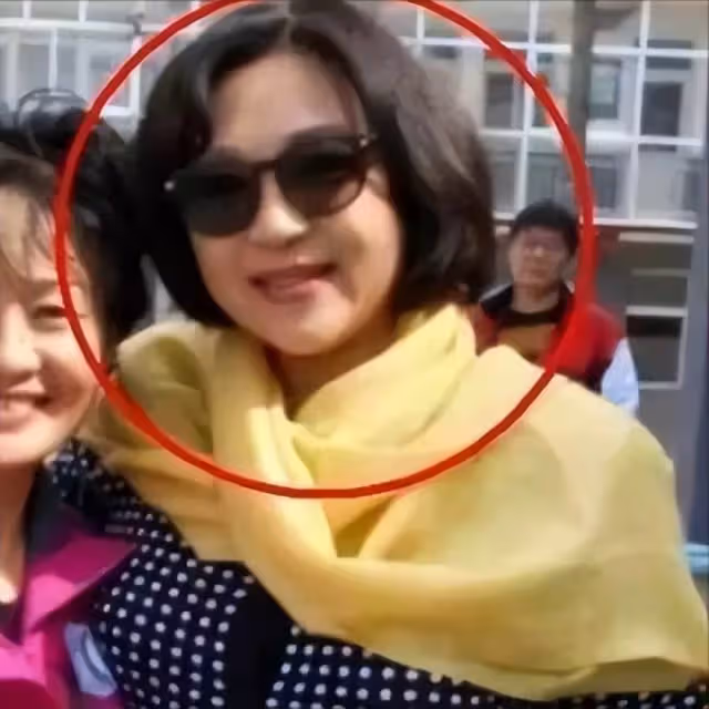 25年後,李連杰和前妻又在一起了,黃秋燕的站位令人心酸