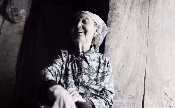 女兒接鄉下養母進城,女婿總用腳蹭她,低頭一看流下眼淚,撲通一下跪在地上