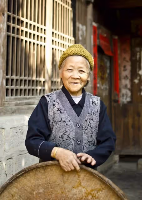 女兒接鄉下養母進城,女婿總用腳蹭她,低頭一看流下眼淚,撲通一下跪在地上