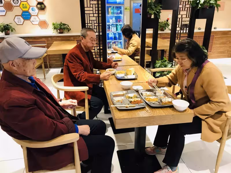 女兒接鄉下養母進城,女婿總用腳蹭她,低頭一看流下眼淚,撲通一下跪在地上