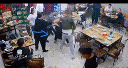 唐山燒烤店老闆娘回應自己無處伸冤還被威脅,目擊者的話另有隱情