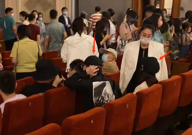 何九華王鷗又被偶遇,疑似一同看話劇,排隊排坐一起帶多位友人