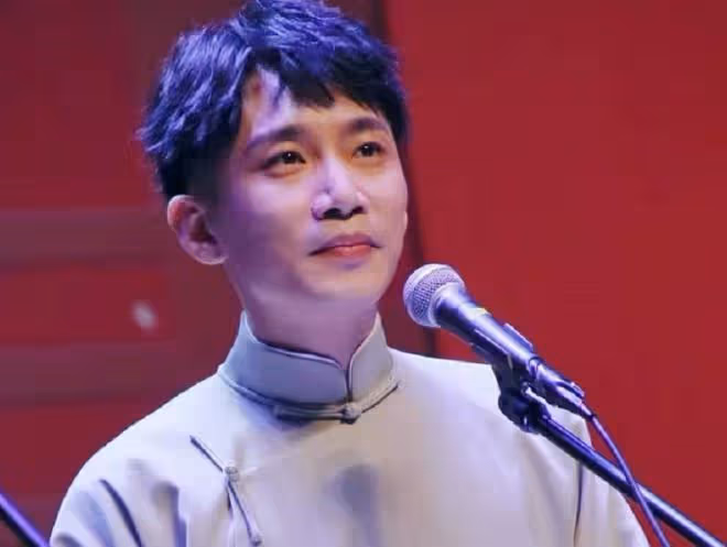 何九華王鷗又被偶遇,疑似一同看話劇,排隊排坐一起帶多位友人