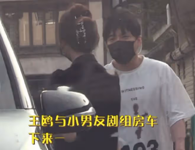 何九華王鷗又被偶遇,疑似一同看話劇,排隊排坐一起帶多位友人