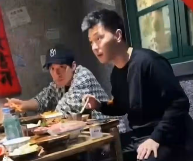 何九華王鷗又被偶遇,疑似一同看話劇,排隊排坐一起帶多位友人