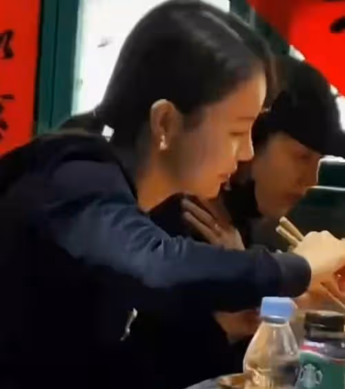 何九華王鷗又被偶遇，疑似一同看話劇，排隊排坐一起帶多位友人