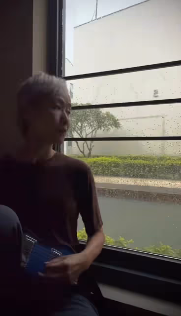 59歲「許仙」葉童罕曬近況!彈吉他動作僵硬,瘦骨嶙峋狀態引擔憂