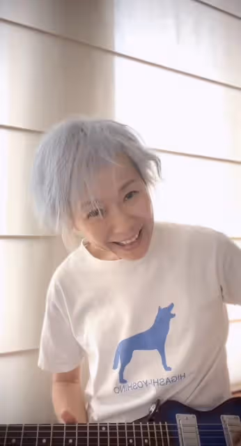 59歲「許仙」葉童罕曬近況!彈吉他動作僵硬,瘦骨嶙峋狀態引擔憂