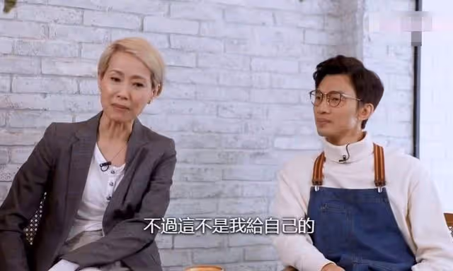 59歲「許仙」葉童罕曬近況!彈吉他動作僵硬,瘦骨嶙峋狀態引擔憂