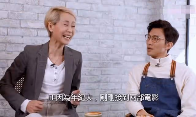 59歲「許仙」葉童罕曬近況!彈吉他動作僵硬,瘦骨嶙峋狀態引擔憂