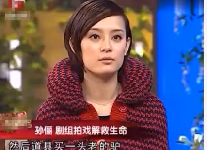 51歲鍾麗緹換裝險跌倒!給狗狗戴黃金項鍊,穿緊身包臀裙凹凸有致