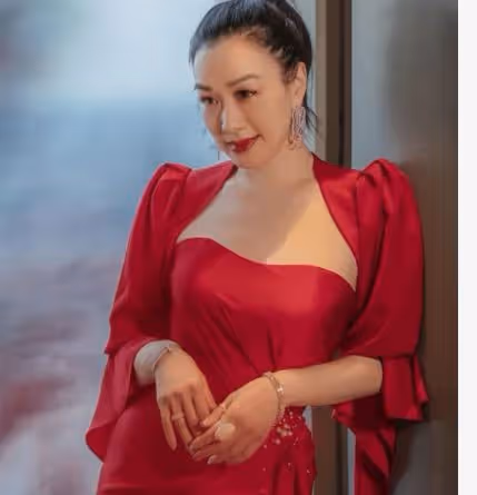 51歲鍾麗緹換裝險跌倒!給狗狗戴黃金項鍊,穿緊身包臀裙凹凸有致