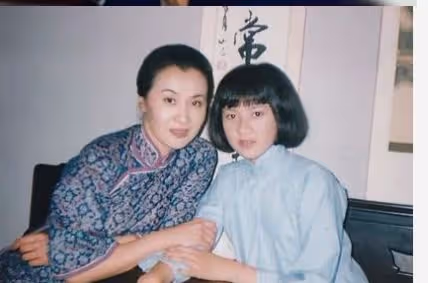 她因患重病去世,留下了一個2歲的兒子,如今成陳道明終生的痛