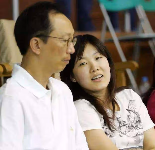42歲伏明霞被曝離婚,因不想過老夫少妻的生活,梁錦松做出回應!