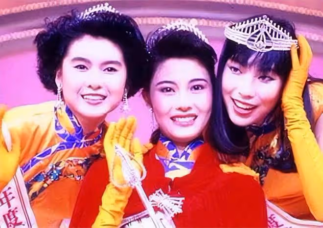 52歲港姐陳淑蘭痛失母親!父母雙亡又無子女,豪門夢碎後單身多年
