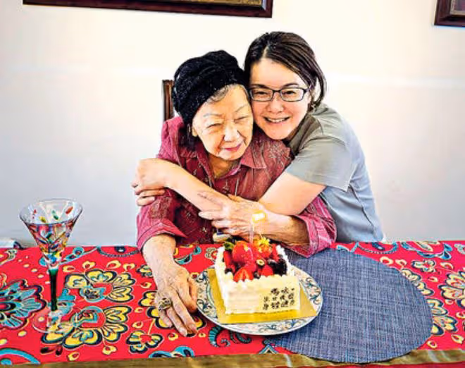 52歲港姐陳淑蘭痛失母親!父母雙亡又無子女,豪門夢碎後單身多年