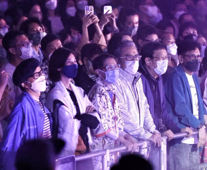 鄭欣宜開演唱會,被22歲男星單膝下跪送戒指,鄭少秋攜倆女兒現身