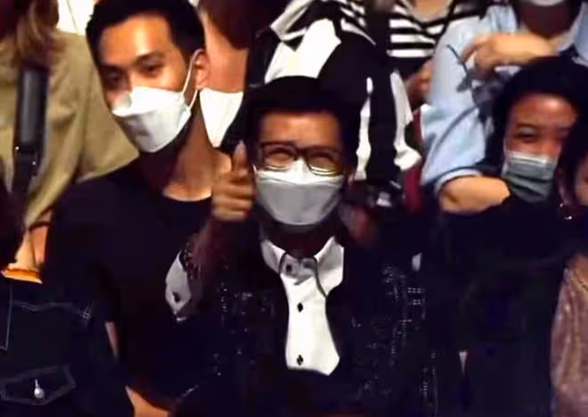 鄭欣宜開演唱會,被22歲男星單膝下跪送戒指,鄭少秋攜倆女兒現身