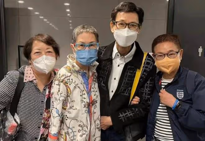 鄭欣宜開演唱會，被22歲男星單膝下跪送戒指，鄭少秋攜倆女兒現身