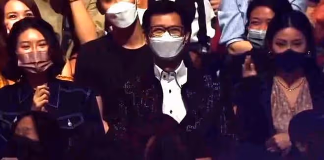 鄭欣宜開演唱會，被22歲男星單膝下跪送戒指，鄭少秋攜倆女兒現身