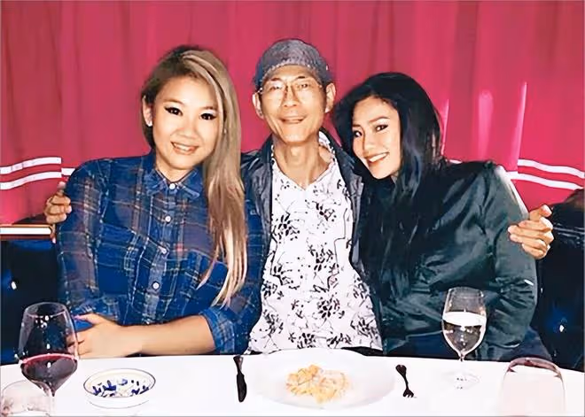 鄭欣宜開演唱會，被22歲男星單膝下跪送戒指，鄭少秋攜倆女兒現身