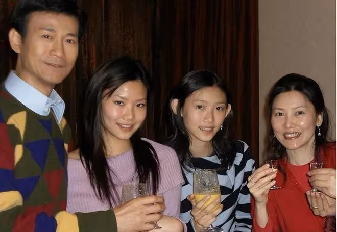 鄭欣宜開演唱會，被22歲男星單膝下跪送戒指，鄭少秋攜倆女兒現身
