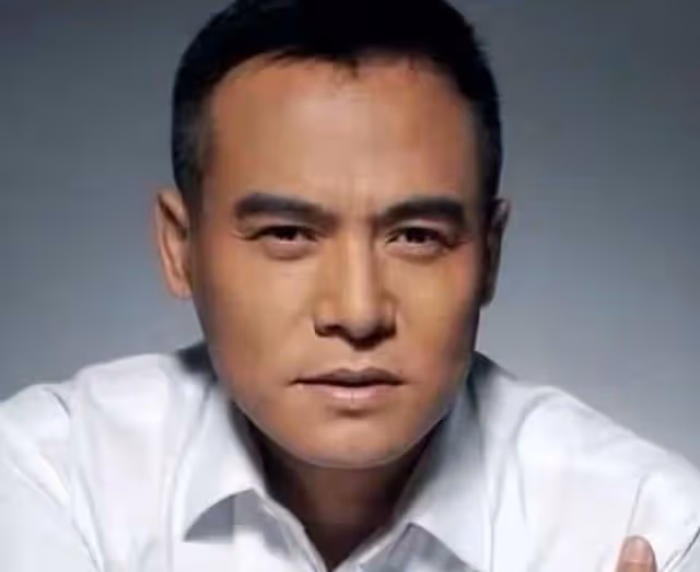 64歲資深戲骨緊急入院,躺病床上做心臟支架面色蒼白,曾扮演如來