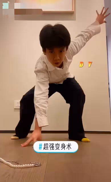 搖滾歌手鄭鈞惹爭議!兒子犯錯被罰磕頭一千次,崩潰哭喊惹人心疼