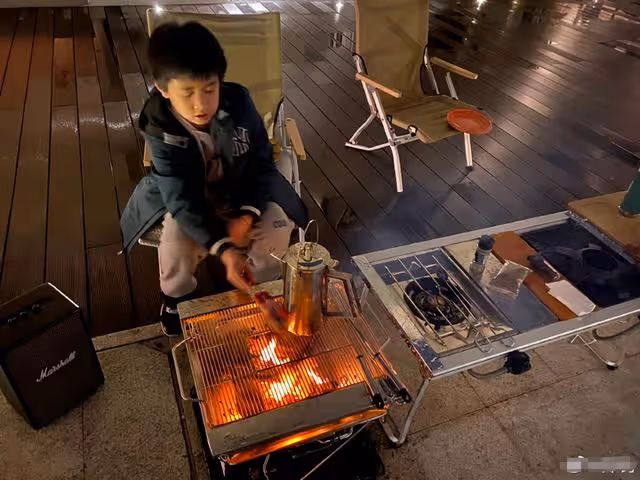 搖滾歌手鄭鈞惹爭議!兒子犯錯被罰磕頭一千次,崩潰哭喊惹人心疼