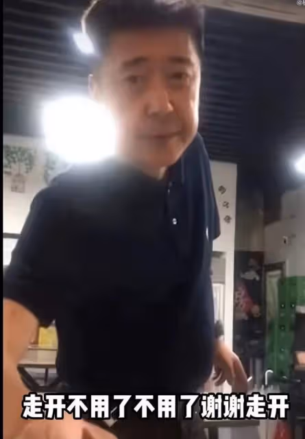 24歲女星吃宵夜遇騷擾!遭中年大叔強行敬酒,還被罵連小姐都不如