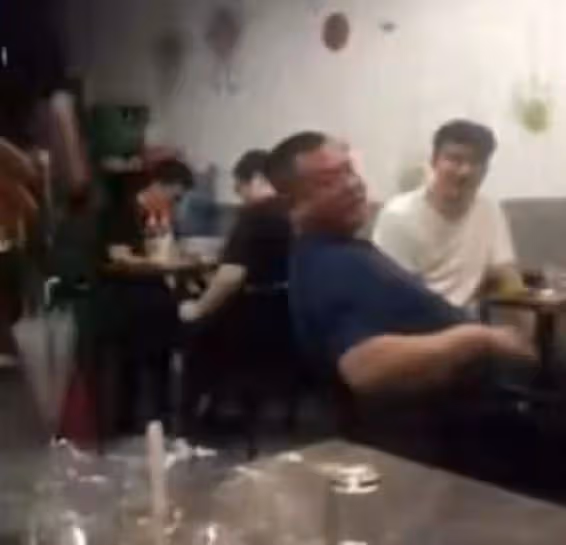 24歲女星吃宵夜遇騷擾!遭中年大叔強行敬酒,還被罵連小姐都不如