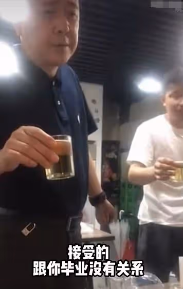 24歲女星吃宵夜遇騷擾!遭中年大叔強行敬酒,還被罵連小姐都不如