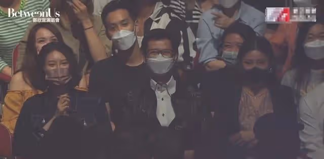 35歲鄭欣宜演唱會獲眾星捧場,鄭少秋帶女兒現身,繼母送花籃祝