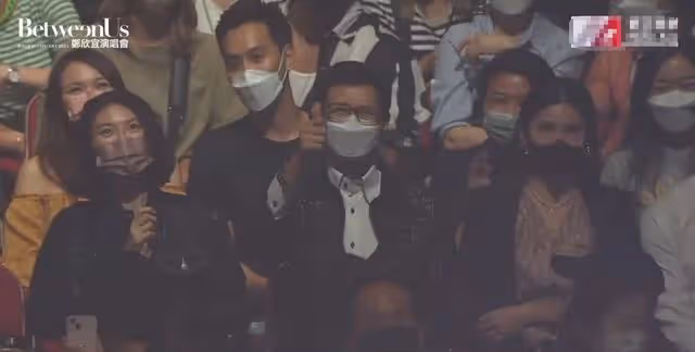 35歲鄭欣宜演唱會獲眾星捧場,鄭少秋帶女兒現身,繼母送花籃祝