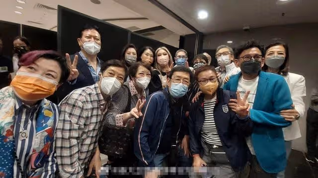35歲鄭欣宜演唱會獲眾星捧場,鄭少秋帶女兒現身,繼母送花籃祝