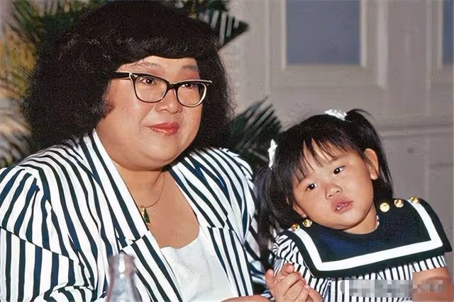 35歲鄭欣宜演唱會獲眾星捧場,鄭少秋帶女兒現身,繼母送花籃祝