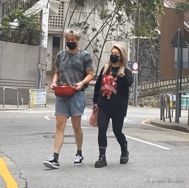 35歲鄭欣宜演唱會獲眾星捧場,鄭少秋帶女兒現身,繼母送花籃祝