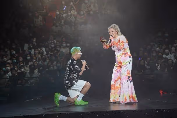 現身鄭欣宜演唱會　鄭少秋豎起拇指贊好全場起鬨！