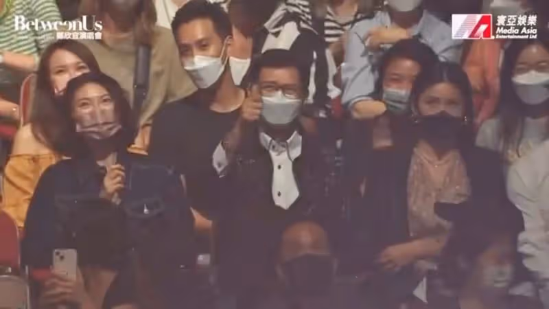 現身鄭欣宜演唱會　鄭少秋豎起拇指贊好全場起鬨！