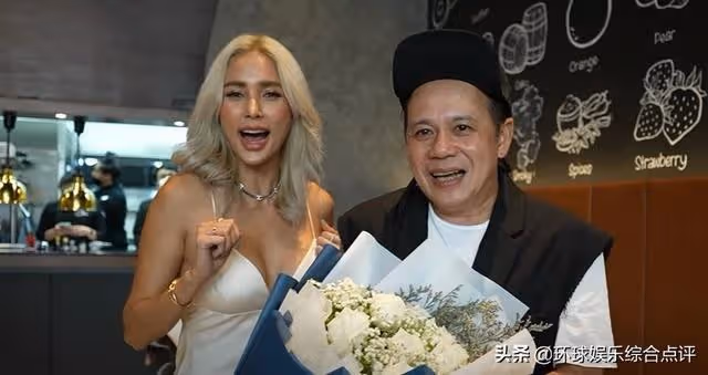 性感的Aum Lakkhana與男粉絲Sena Hoi見面的互動