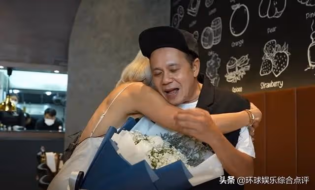 性感的Aum Lakkhana與男粉絲Sena Hoi見面的互動