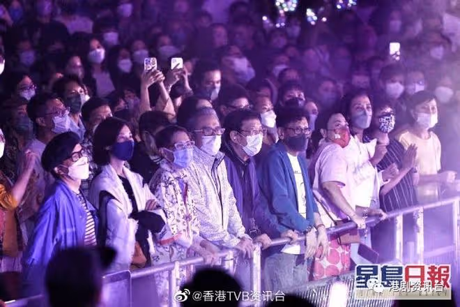 鄭欣宜個唱爸爸鄭少秋捧場！湯令山馮允謙跪地送鑽戒