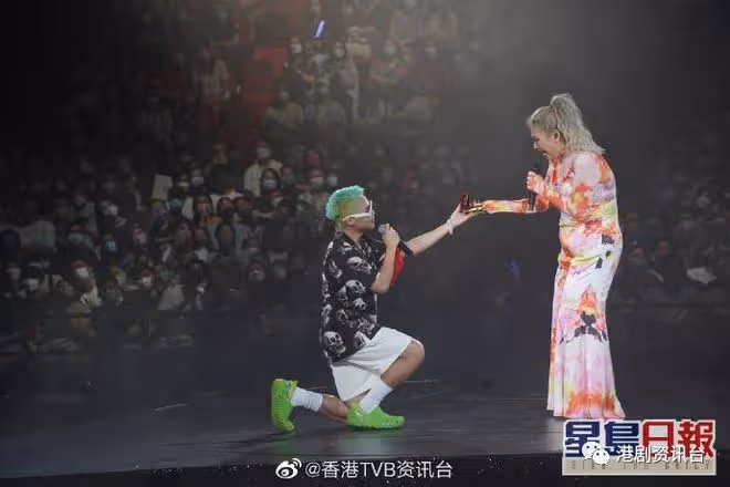 鄭欣宜個唱爸爸鄭少秋捧場！湯令山馮允謙跪地送鑽戒