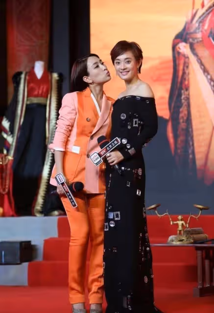 用心打扮卻輸給了孫儷，馬蘇這身穿搭，上衣美成仙女褲子讓人窒息