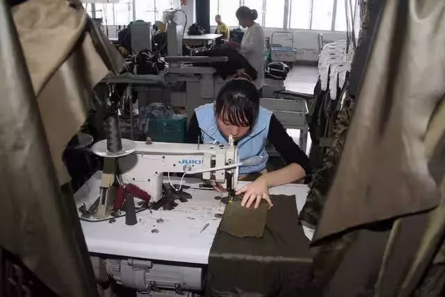 老太流浪街頭，工廠老闆好心收留，老太幾句話竟讓她喜獲豐收。