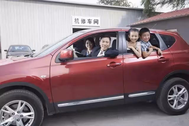 老太流浪街頭，工廠老闆好心收留，老太幾句話竟讓她喜獲豐收。