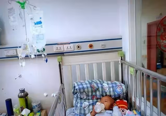 2歲男童患重病,臉頰腫大如嬰兒頭。媽媽:沒有錢就只能等死嗎?