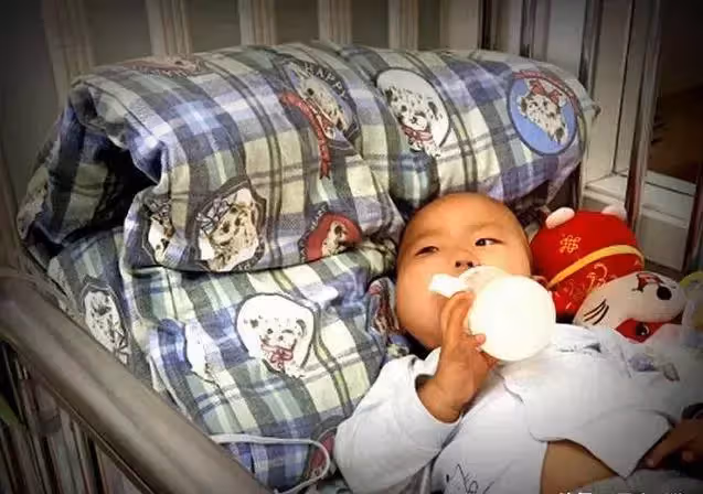 2歲男童患重病,臉頰腫大如嬰兒頭。媽媽:沒有錢就只能等死嗎?